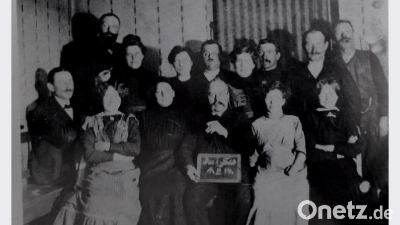 Der erste Sud in der &quot;Bärenbräu&quot;-Brauerei am 4. Februar 1914. „Bärenwirt“ Georg Wiesend (Mitte) teilt diesen denkwürdigen Moment mit seiner Familie und Belegschaft. Repro: edo