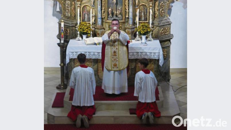 Ein letztes Mal feierte Pfarrer Konrad Amschl Gottesdienst in der Filialkirche Oberndorf. Bild: jzk