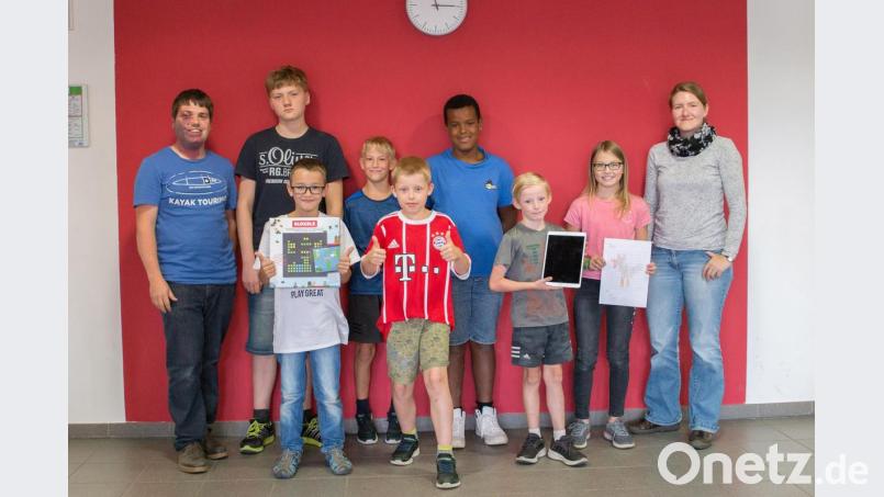 Die jungen Spielemacher von Krummennaab. Links: Jugendbeauftragter Andreas Heinz, rechts: Medienfachberaterin Romina Nölp. Bild: Andreas Heinz/exb