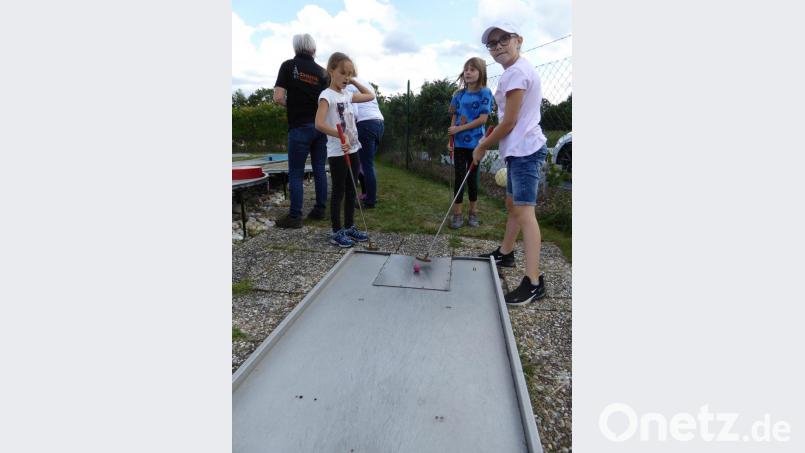 Mit Konzentration gehen die Golfer ans Werk. Bild: stn