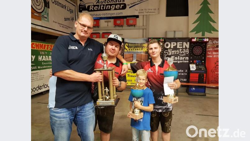 Sieger beim Teamturnier &quot;501-Master-Out&quot; wurden Chris Dippold aus Wildflecken und Andreas Winterling aus Amberg (rechts), Den Pokal überreichte Vorsitzender Martin Bauer mit dem achtjährigen Felix Maier aus Eslarn. Bild: gz