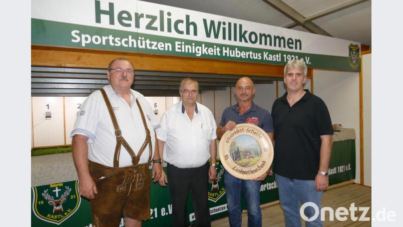 Festwirt Armin Schinner (von links), Bruno Busch vom Landgasthof Busch, Gewinner Wangeli Panotas und Vorsitzender der Kastler Sportschützen Wolfgang Raps. Bild: rwo