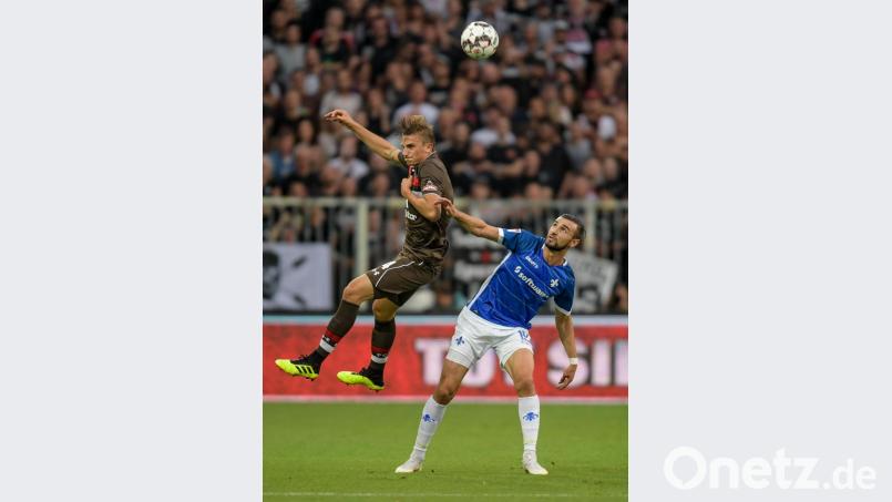 Philipp Ziereis (links) will sich für den FC St. Pauli bald wieder so reinhaun. Bild: Axel Heimken/dpa