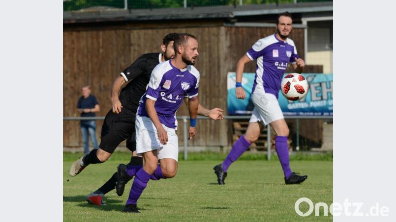Christian Luff (vorne) ist ein wichtiger Stabilisator im Spiel des TSV Detag Wernberg. Zusammen mit Nico Denkewitz bildet er ein starkes Innenverteidigerpärchen. Defensivstärke wird am Freitag auch gegen den SV Hahnbach gefragt sein. Bild: ham