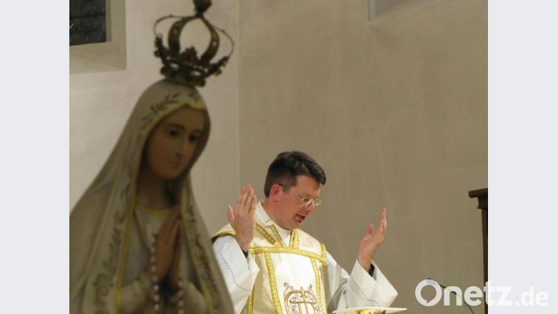 Kaplan Konrad Maria Ackermann während der Heiligen Messe. Bild: mdö