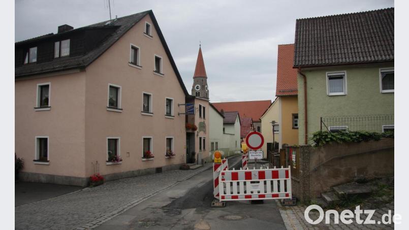 Die Tirschenreuther Straße ist gesperrt. Mit der Fertigstellung des ersten Bauabschnitts wird im Herbst gerechnet. Bild: wro