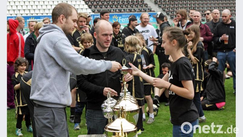 Das ist das Ding! Klara Werner (rechts) bekam von der Turnierorganisation den Pott für die tolle Platzierung und eine Urkunde überreicht. Bild: lst