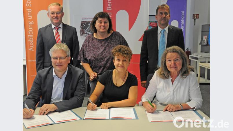 Die Unterzeichner: (vorne, von links): Markus Nitsch, Leiter des Arbeitsagenturbezirks, Anna Weißmann (Jugendmigrationsdienst) und Jobcenterleiterin Sonja Schleicher (hinten, von links): Manfred Tröppl, Arbeitsagentur Amberg, Andrea Rausch (JMD) und Rainer Liermann (Jobcenter). Bild: Stephan-Park