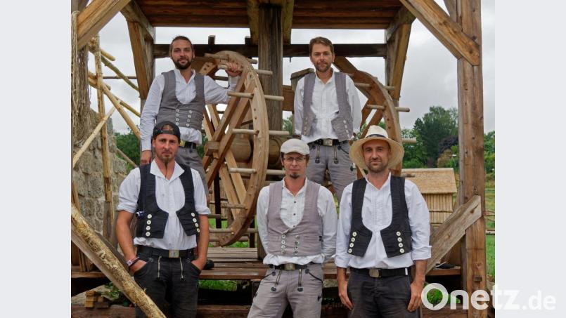 Heute fehlt nur der Chef. Der Leiter des Bauteams im Geschichtspark, Armin Troppmann kümmert sich derzeit um den eigenen Nachwuchs - er ist in Elternzeit. Hinten von links: Michael Winkler und Michal Dvorák. Vorne von links: Adam Jopek, Robert Mois und Martin Koudele. Bild: tr