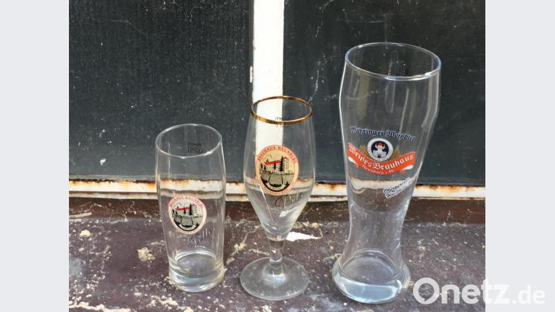 Es gibt sie noch: Trinkgläser vom 2015 geschlossenen Weißbier-Brauhaus. Bild: ihl