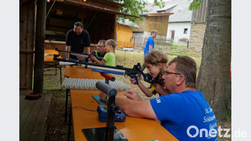 Bei den Bambini war am Lichtgewehr noch &quot;Schützenhilfe&quot; angesagt. Bild: sgs