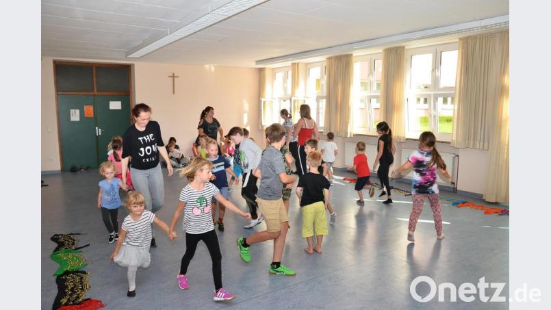 Im Gymastikraum der Grundschule lernten die jungen Teilnehmer Tanzen und synchrones Bewegen beim Ferienprogramm mit &quot;Wild Chixx&quot;. Bild: fjo