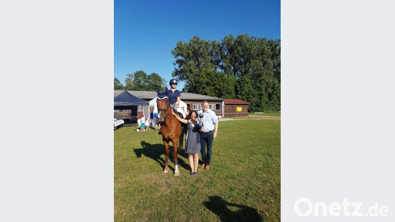 Oberbürgermeister Michael Cerny gratulierte Stephanie Schulze vom Reit- und Fahrverein Hahnbach auf ihrem Pferd Esprit de Coeur. Bild: RC Neumühle/exb