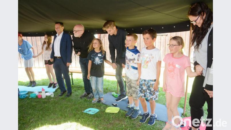 Vorm Essen wird erst mal gesungen und gesprungen. Bild: Gabi Schönberger