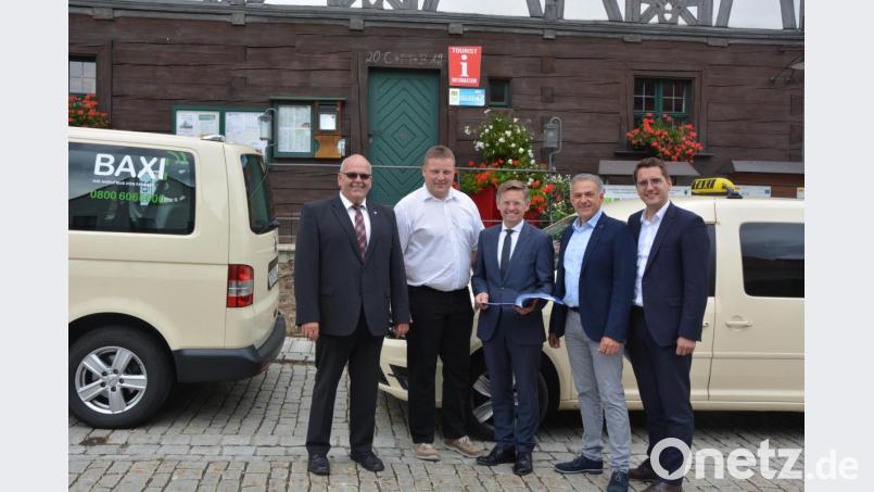 Bürgermeister Klaus Meyer, Unternehmer und Ideengeber Christian Maischl, MdL Tobias Reiß, Bürgermeister Roland Grillmeier und Europaabgeordneter Christian Doleschal (von links) sind zuversichtlich, dass der Baxi-Verkehr auch künftig vom Freistaat gefördert wird. Bild: jr