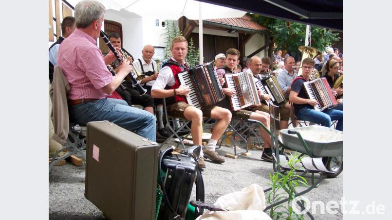 Die natürliche Bühne neben dem Gasthof Goldener Hirsch ist voll mit Musikanten. Bild: rrd