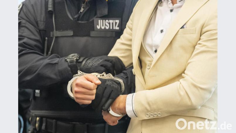 Der Angeklagte wird von einem Justizbeamten in den Gerichtssaal geführt. Bild: Matthias Rietschel