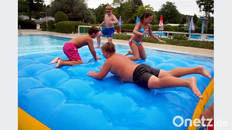Auf der riesigen Luftmatratze konnten sich die Kids– sich richtig. Hüpfen, Bauchlandungen auf der Matratze und Sprünge ins Wasser waren angesagt. Bild: sön