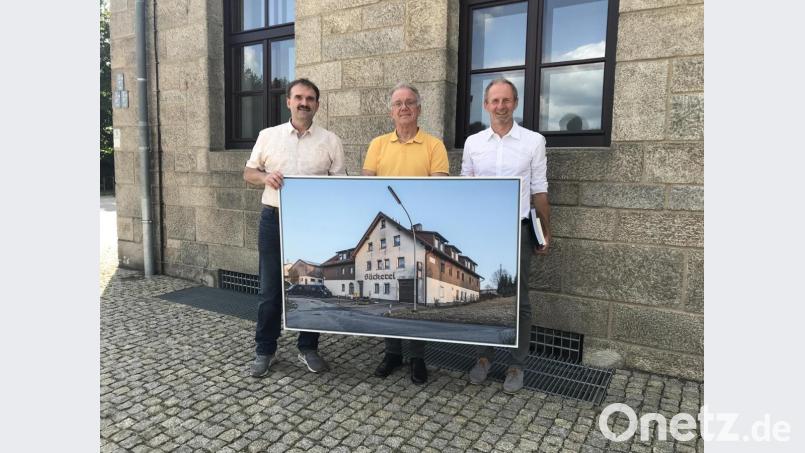 Das falsche Foto als Geschenk: Bäckermeister Herbert Seer, Fotograf Rainer Viertlböck, Gedenkstättenleiter Jörg Skriebeleit (von links). Bild: eig