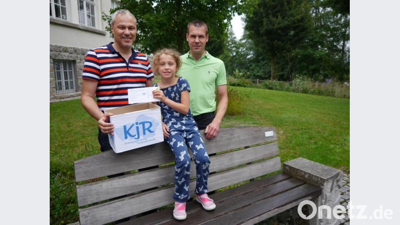 Das Bild zeigt den Ersten Vorsitzenden Jürgen Preisinger, Zweiten Vorsitzenden Andreas Malzer sowie Glücksfee Eva Preisinger. Bild: Renate Scharf/exb