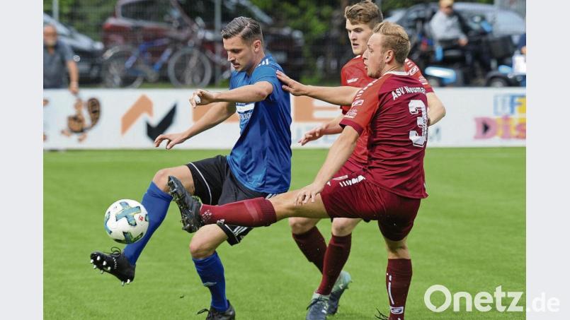 Die Wasserwerk-Truppe rund um Josef Rodler (links) will es diesmal nicht wieder so spannend machen wie gegen Aufsteiger Seebach, als der Siegtreffer erst in der 90. Minute fiel. Beim Gastspiel am Samstag in Tegernheim soll schon rechtzeitig für klare Verhältnisse gesorgt werden. Bild: Franken
