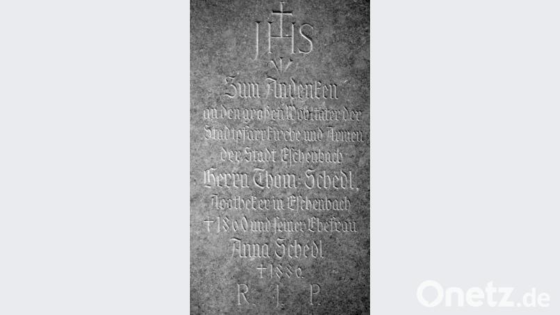An der Friedhofkirche ist diese Gedenktafel zur Erinnerung an Thomas und Anna Schedl angebracht. Bild: hev