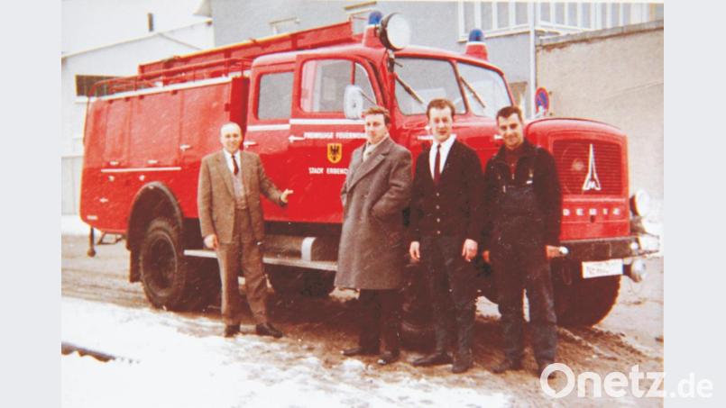 Stolz waren die Feuerwehrler auf ihr neues TLF, als sie es im Februar 1965 vom Klöckner-Humboldt-Deutz-Werk in Ulm abholten. Auf dem Bild (von links) Erich Eber, Hans Reger und Werner Schultes mit einem Mitarbeiter des Werks. Repro: njn