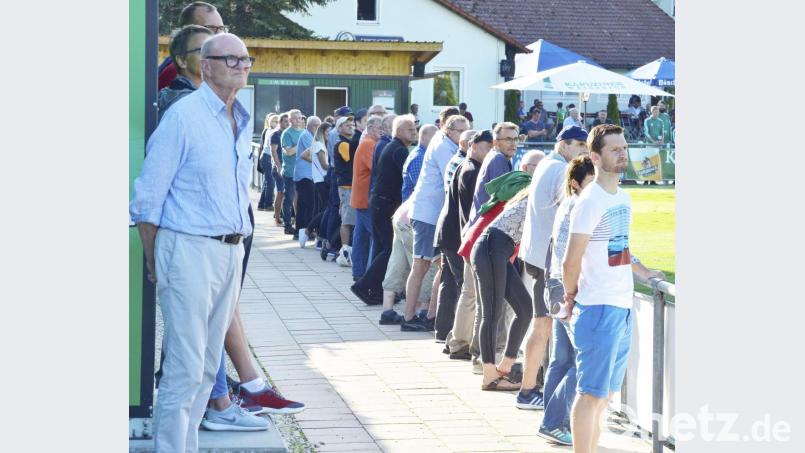 Nicht nur die Zuschauer in Ammerthal sind gespannt, wie sich die DJK gegen die SpVgg Ansbach schlägt. Bild: Ziegler