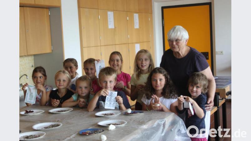 Stolz präsentieren die Kinder die fertigen &quot;Duftwerke&quot;. Bild: wrt