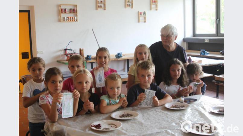 Stolz präsentieren die Kinder die fertigen &quot;Duftwerke&quot;. Bild: wrt