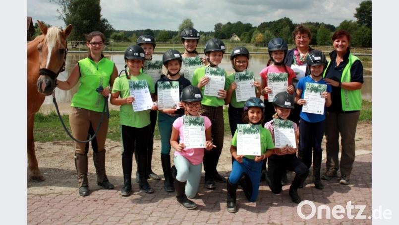 Freude bei den Reitern: Alle bestanden die Prüfung zum Reitabzeichen. Bild: exb/Silke Hierl