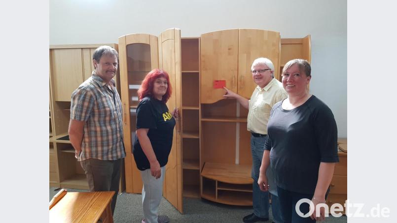 Im Sozialkaufhaus in Vohenstrauß gibt es allerhand Möbel und viele weitere Artikel zu günstigen Preisen. Das Team hilft gerne bei Auf- und Abbau sowie bei der Auswahl. Bild: ck
