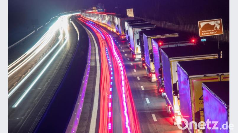 Stromautobahn rückt in weite Ferne: Landrat Andreas Meier und seine Mitstreiter wollen, dass die Kabeln des Süd-Ost-Links im Grünstreifen der A93 vergraben werden. Tennet behauptet, dies sei nicht möglich. Bild: Peter Kneffel/dpa