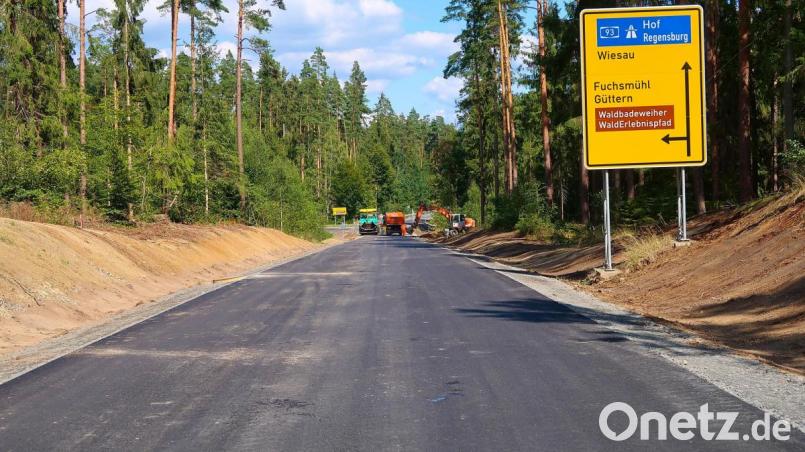 Rund sechs Meter beträgt künftig die Fahrbahnbreite. Steine und Felsen an den Fahrbahnrändern wurden entfernt. Bild: bsc
