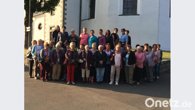 Eine rund 40-köpfige Ausflüglergruppe des Katholischen Frauenbunds Burkhardsreuth besucht die Alpakas in Reinhardsrieth und den "Heiligen Berg der Oberpfalz". Bildmontage: bjp