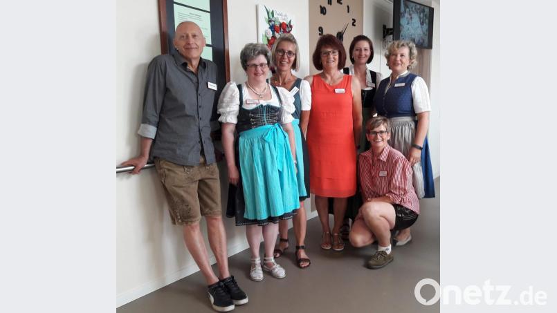 Das Betreuungsteam der Solitären Tagespflege sorgt an fünf Tagen in der Woche dafür, dass sich die Gäste in der Einrichtung wohlfühlen und ihre Fähigkeiten und Fertigkeiten optimal gefördert und gefordert werden (von links): Fahrer Roman Keski, Monika Falk, Gabi Riß, Monika Stark, Nina Bogner, Leiterin Birgit Seidl und Nicole Woldert kniend. Bild: u