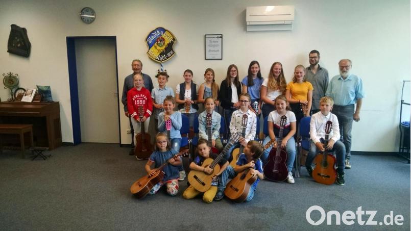 Tondichtungen aus unterschiedlichen Epochen bringen die Gitarrenschüler von Robert Hösl (hinten, Zweiter von rechts) beim Konzertnachmittag der Musikschule. Bild: kwl