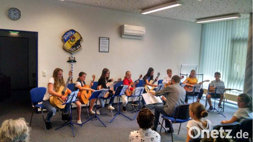 Elanvoll musiziert das Gitarren-Ensemble unter Robert Hösl beim Schülervorspiel der Musikschule. Bild: kwl