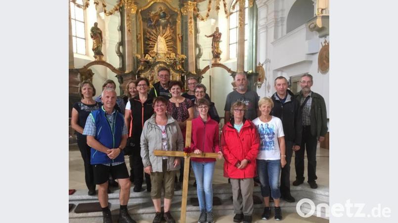 Die Mitglieder der Kolpingsfamilie und Nichtmitgliedern erreichten nach einem langen Fußmarsch die Wallfahrtskirche am Fahrenberg. Bild: gz