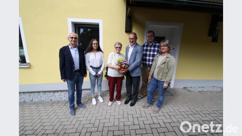 Ein Band der Solidarität zwischen den Generationen schlägt der Verein GeHiH. Zum Ausdruck kommt dies bei der Begrüßung zweier Mitglieder in Altendorf bei Pressath: Vorsitzender Karl Lorenz (Dritter von rechts) und die Geschäftsführer Elisabeth Gottsche und Joachim Sertl (rechts und links) heißen die 77-jährige Marianne Fuchs (Dritten von links) als 400. und die 14-jährige Anne Dünzl (Zweite von links) als jüngstes Mitglied willkommen. Bild: bjp