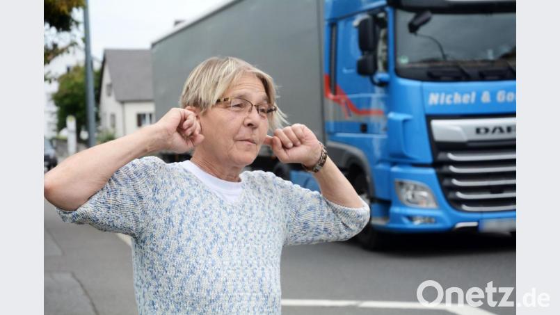 Nadja Rothballer verschließt demonstrativ ihre Ohren. Der Lärm ist derzeit einfach nicht mehr auszuhalten. Das Verkehrsaufkommen auf der „Umleitung“ Tulpenstraße hat sich vermutlich verdoppelt. Bild: Gabi Schönberger