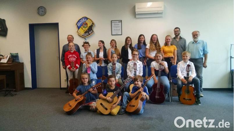 Tondichtungen aus unterschiedlichen Epochen bringen die Gitarrenschüler von Robert Hösl (hinten, Zweiter von rechts) beim Konzertnachmittag der Musikschule. Bild: kwl