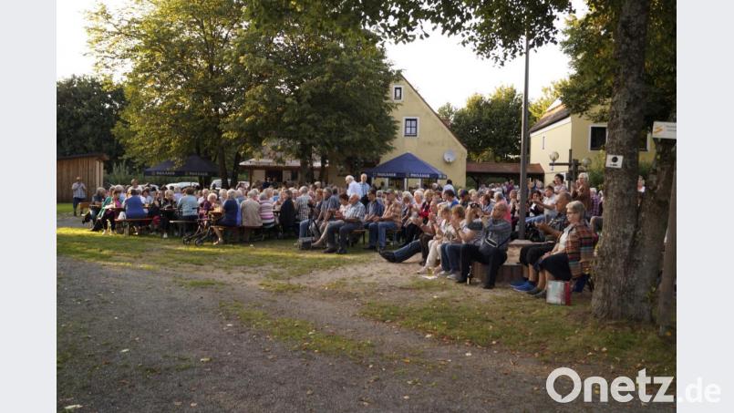 Mehrere hundert Besucher lauschen in der Freizeitanlage den Straßenmusikanten. Bild: arw