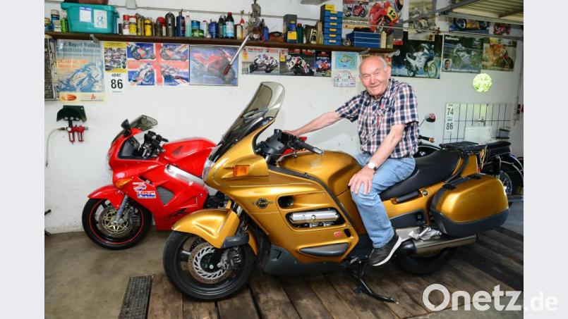 Mit der goldenen Honda &quot;Pan European&quot; 1100 fährt Erwin Rothmaier auf seinen Touren durch die Oberpfalz. Auch die rote Honda VFR 850 gehört zum Fuhrpark. Bild: bey