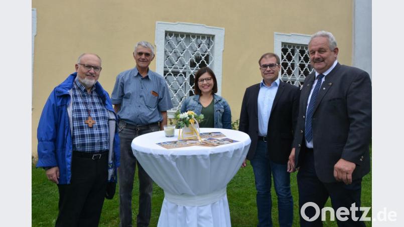 Pfarrer Anton Witt, Gemeinderat Alois Männer, Julia Fleischer von der VG Mitterteich, Kirchenpfleger Wolfgang Kreger und Bürgermeister Johann Burger (von links) werben verstärkt für die Nutzung des sanierten Pfarr- und Jugendheims Leonberg. Bild: jr