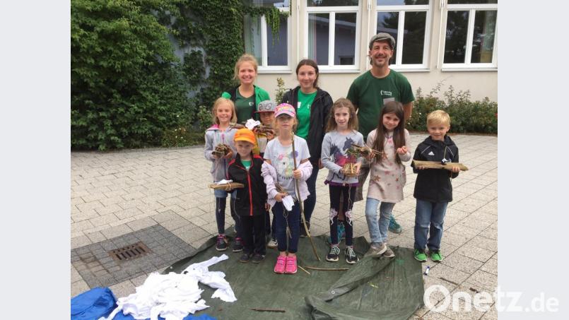 Die drei Betreuer Johannes Bodensteiner, Thea Ferber und Karolina Dorner (von rechts) verstanden es, die Kinder für eigenständige kreative Arbeiten zu motivieren. Bild: jzk