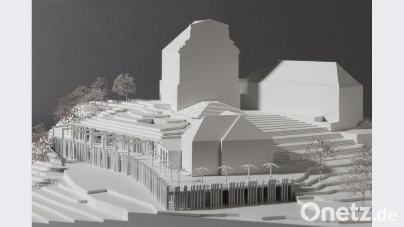 Vorne in der Mitte ist das alte Wirtschaftsgebäude zu sehen, das erhalten bleibt und links unterhalb der Freitreppe der Kirche durch einen langgestreckten Flachbau ergänzt wird. Er nimmt einen neuen Restaurantbereich und den geplanten Saal auf. Darunter liegen auf voller Länge 14 Gästezimmer mit viel Glasfronten, auf deren Dach wiederum die erweiterte und etwas verbreiterte Terrasse entsteht. Bild: privat