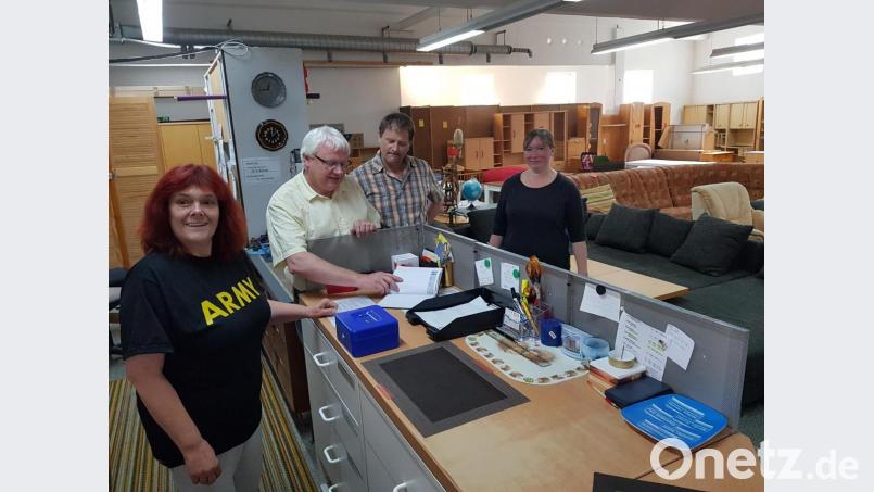 Im Sozialkaufhaus Vohenstrauß wird Teamarbeit groß geschrieben (von links): Anke Halverscheid, Markus Friedrich vom Diakonischen Werk Weiden, Anleiter Thomas Zahn und Blanka Weber. Bild: ck