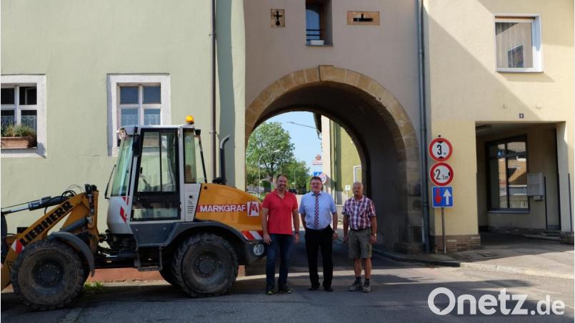 Das Hafnertor wird für einige Wochen für den Verkehr gesperrt werde, da in diesem Bereich eine neue Wasserleitung verlegt wird. Bauamtsleiter Stefan Ertl und Bürgermeister Hans-Martin Schertl (von links) besprechen mit einem Vertreter der bauausführenden Firma Markgraf den Ablauf der Maßnahme. Bild: Stefanie Gradl