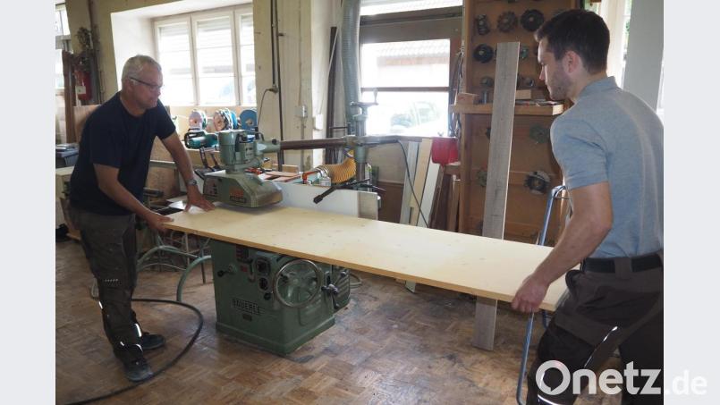 Mit Massivholz arbeiten Vater und Sohn am liebsten. Aber den beiden sind auch Aufgaben nicht fremd, die viele weit von sich schieben: die Bestattung der Verstorbenen. Bild: bl